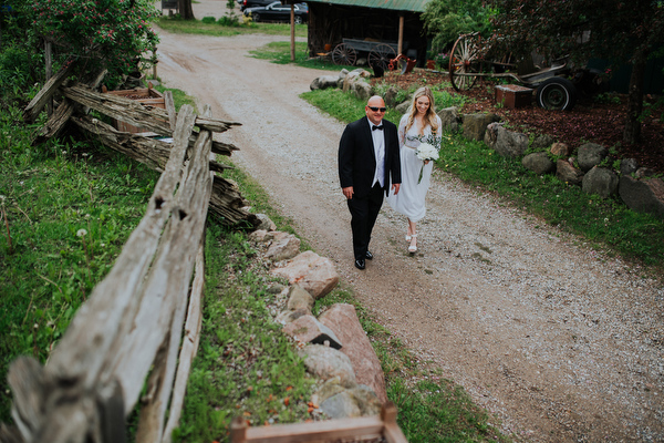 Steckle Heritage Farm Wedding Kampphotography Destination Wedding Kampphotography Winnipeg Wedding Photographers 